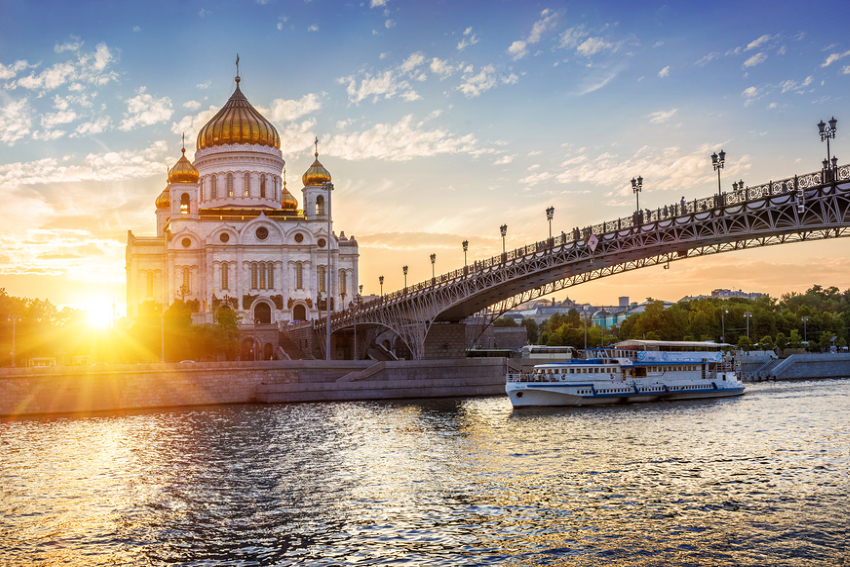 Москва. Храм Христа Спасителя и Патриарший мост в лучах летнего солнца