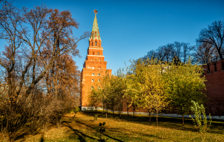 Боровицкая башня Московского Кремля в Александровском саду в Москве