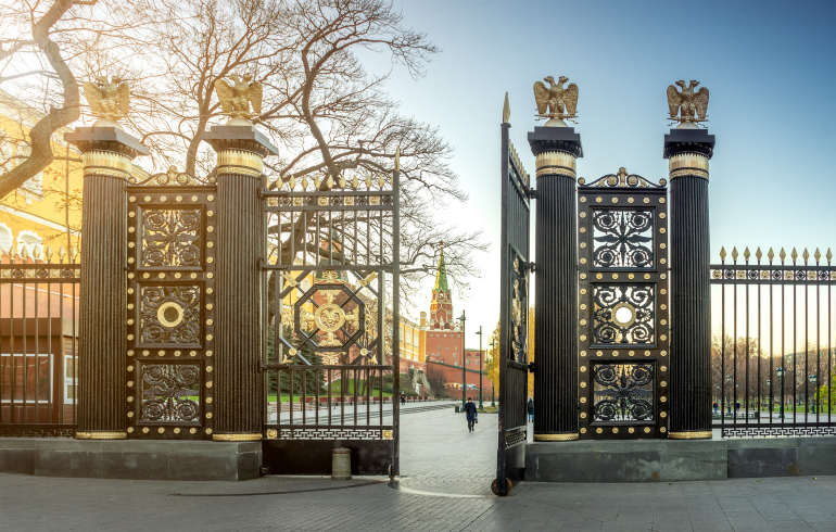Достопримечательности Александровского сада. Чугунные ворота