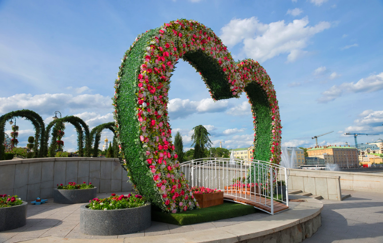 Москва. Деревья любви и Скамья примирения на Лужковом мосту