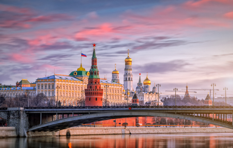 Панорама Московского Кремля с Патриаршего моста на рассвете