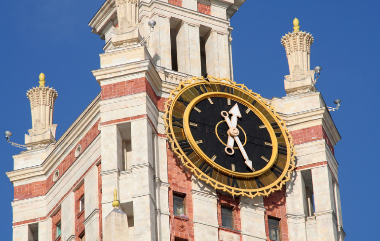 Механические часы на главном здании МГУ на Воробьевых горах