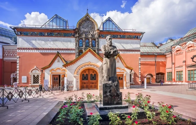 Здание Третьяковской галереи в Москве и памятник Третьякову