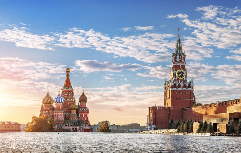 Красная площадь. На фотографии: Спасская башня Московского Кремля и храм Василия Блаженного