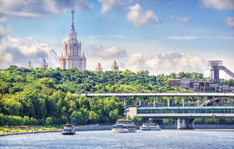 Вид на заповедник «Воробьевы горы» и теплоходы, плывущие по Москве-реке
