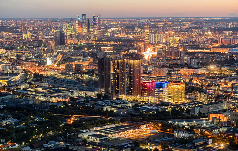 Панорамный вид на ночную Москву со смотровой площадки Останкинской телебашни