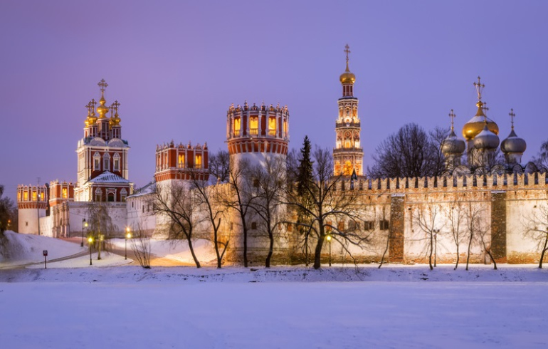 Зима в Москве. Парк «Новодевичьи пруды» у Новодевичьего монастыря