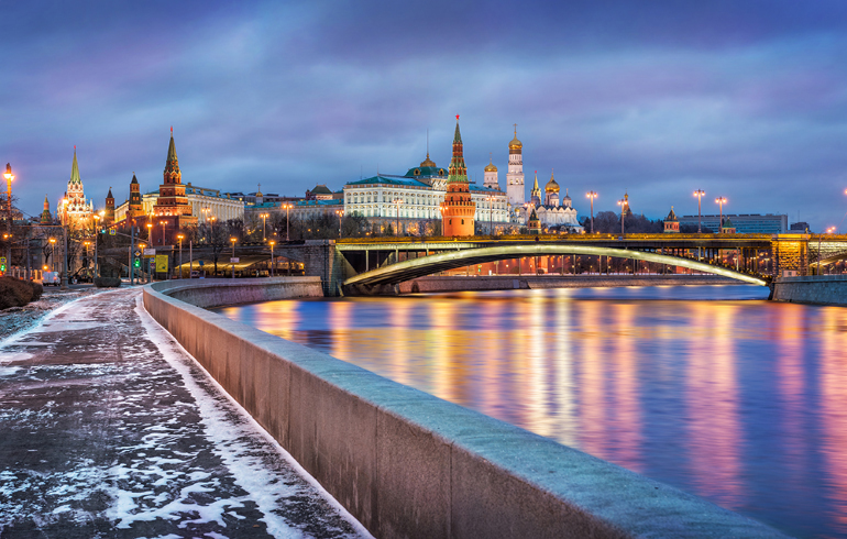 Москва. Кремлевская набережная зимним вечером