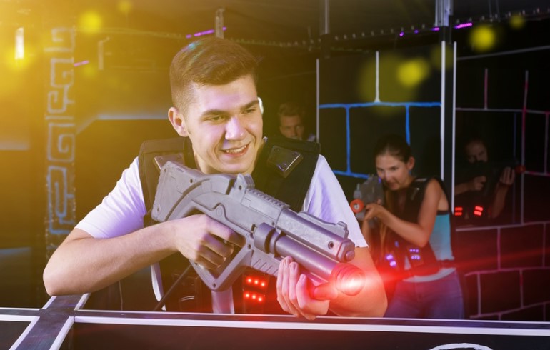 Фрагмент игры в лазертаг в одном из рейтинговых клубов Москвы