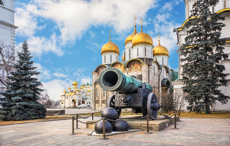 Территория Московского Кремля. Царь-пушка и Успенский собор