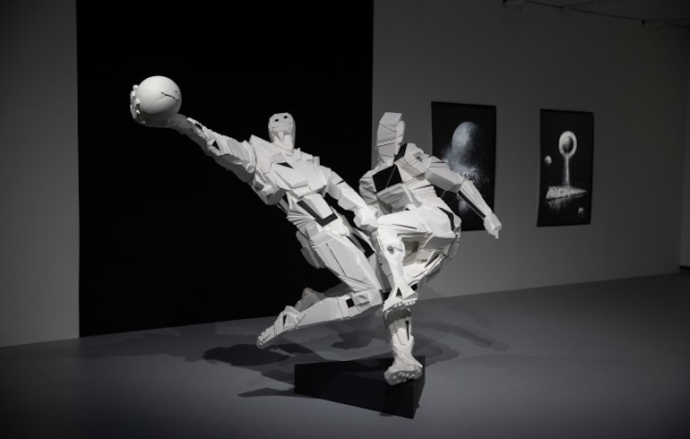 Работа Сергея Шеховцова отсылает к советской скульптурной группе «Футболисты»