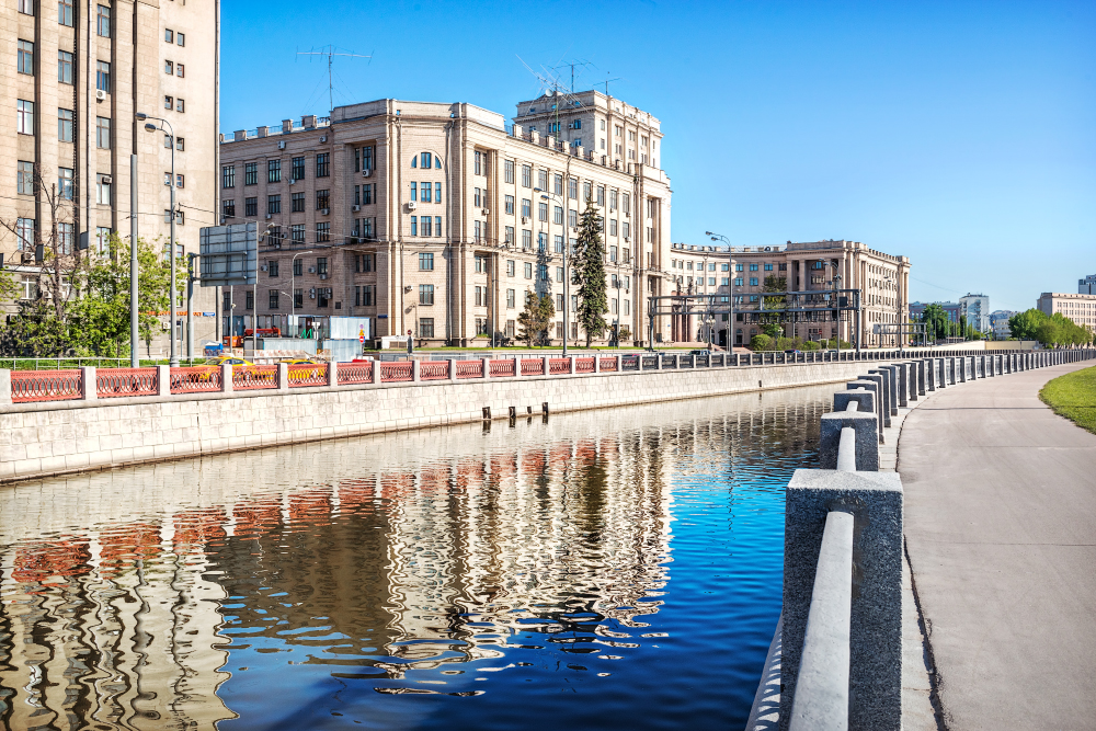Лефортовская набережная в Москве Лефортовская набережная в Москве