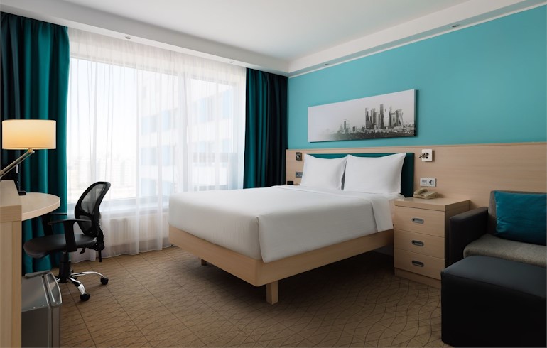 Отель Hampton by Hilton Moscow Strogino 3*: номер категории «Queen Premium room garden view NS»