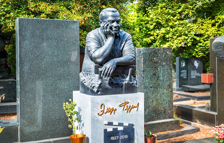 Новодевичье кладбище: надгробие на могиле Эльдара Рязанова