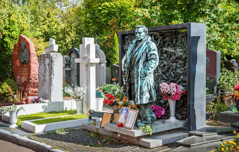 Новодевичье кладбище: надгробие на могиле Вячеслава Тихонова