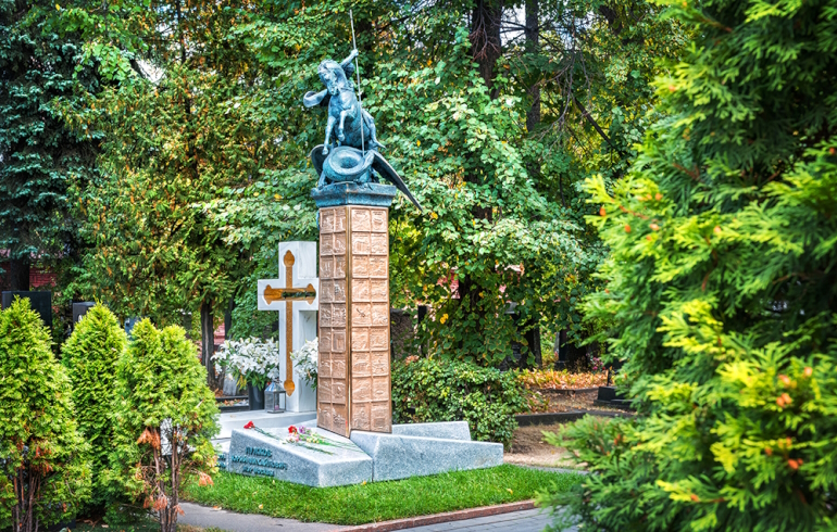 Новодевичье кладбище: надгробие на могиле Юрия Лужкова