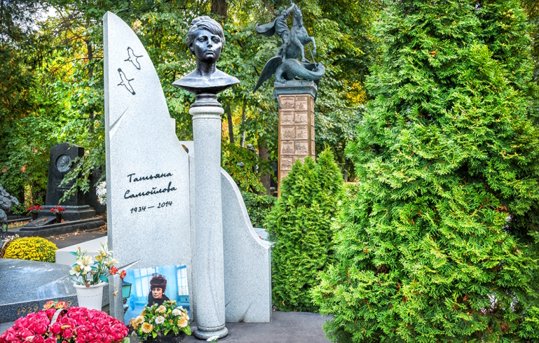 Новодевичье кладбище: надгробие на могиле Татьяны Самойловой