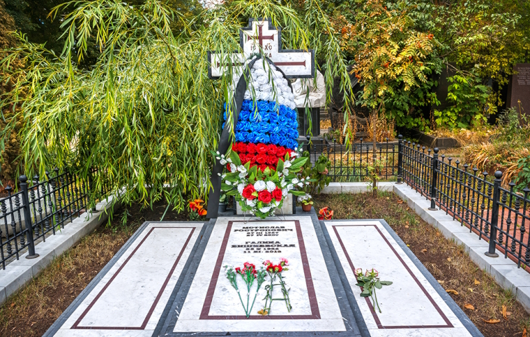 Новодевичье кладбище: надгробие на могилах Мстислава Ростроповича и Галины Вишневской