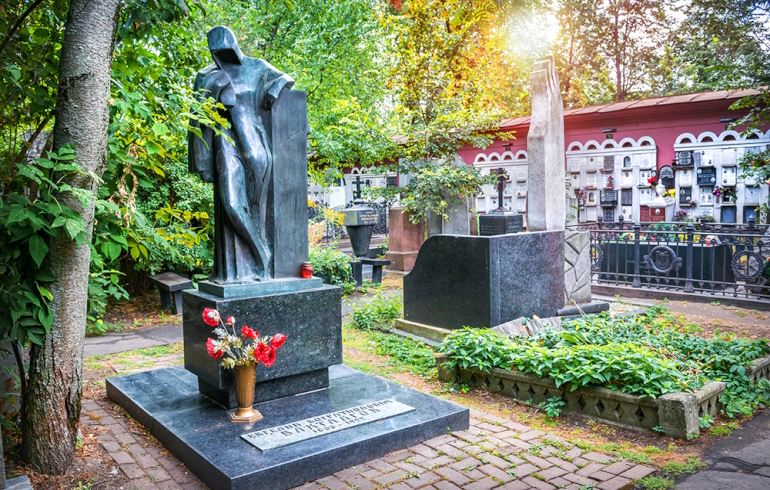 Новодевичье кладбище: надгробие на могиле Евгения Вахтангова