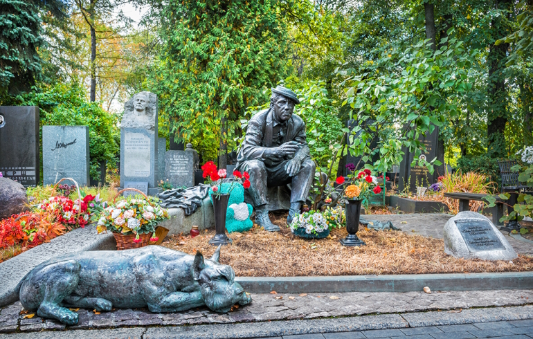 Новодевичье кладбище: надгробие на могиле Юрия Никулина