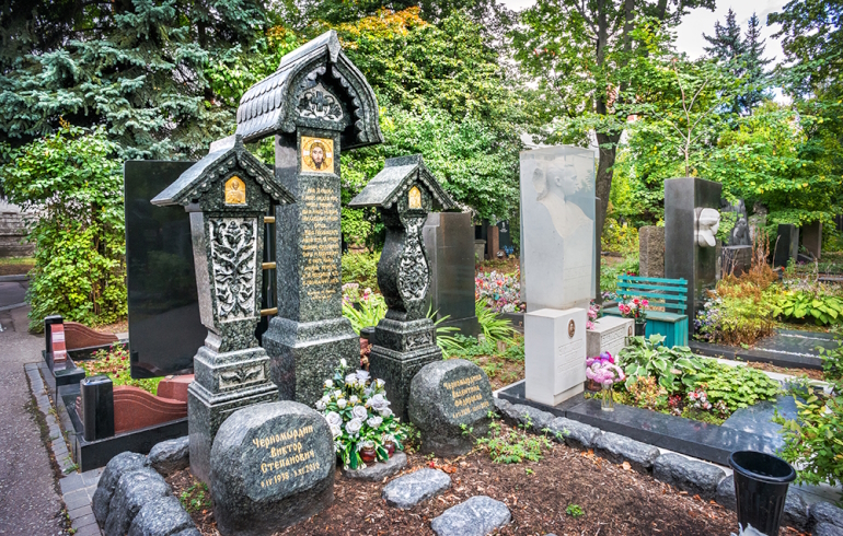 Новодевичье кладбище: надгробие на могиле Виктора Черномырдина