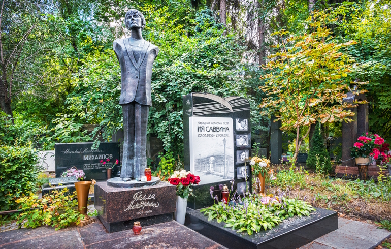 Новодевичье кладбище: надгробие на могиле Беллы Ахмадулиной