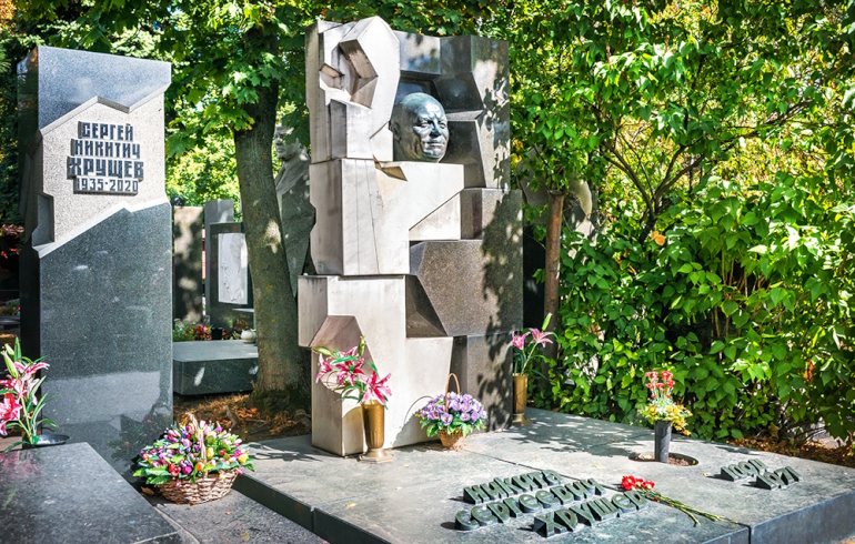 Новодевичье кладбище: надгробие на могиле Никиты Сергеевича Хрущёва