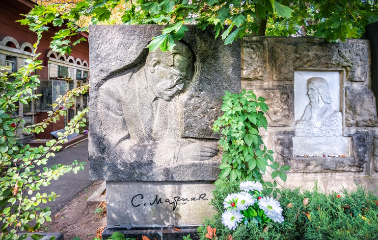 Новодевичье кладбище: надгробие на могиле Самуила Маршака