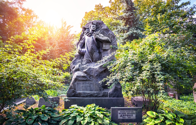 Новодевичье кладбище: надгробие на могиле Владимира Леонидовича Дурова