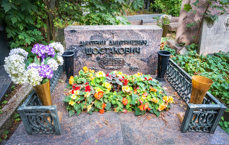 Новодевичье кладбище: надгробие на могиле Дмитрия Дмитриевича Шостаковича