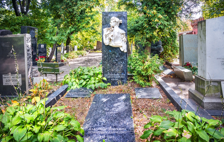 Новодевичье кладбище: надгробие на могиле Владимира Ивановича Немировича-Данченко