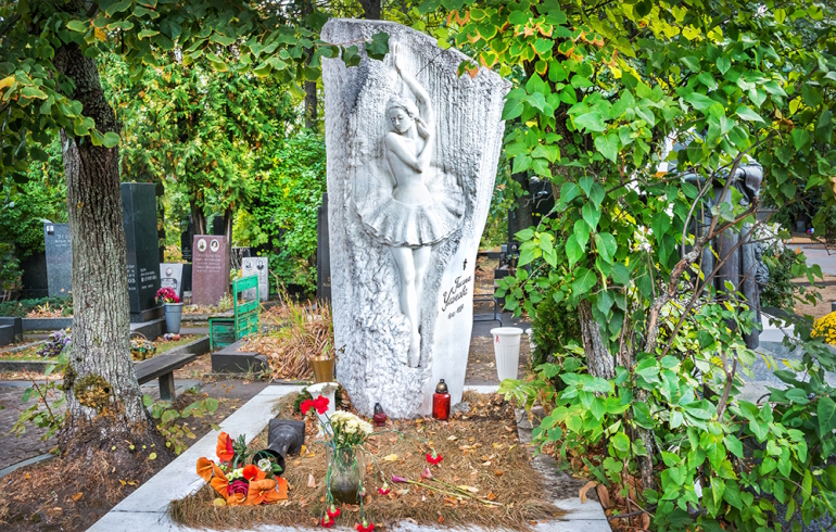 Новодевичье кладбище: надгробие на могиле Галины Улановой