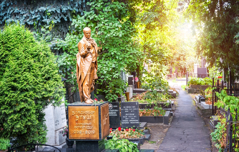 Новодевичье кладбище: надгробие на могиле Владимира Этуша