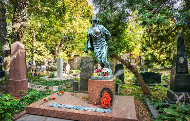 Новодевичье кладбище: надгробие на могиле Зои Анатольевны Космодемьянской
