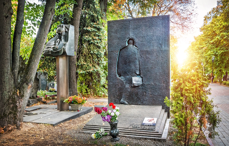 Новодевичье кладбище: надгробие на могиле Михаила Жванецкого