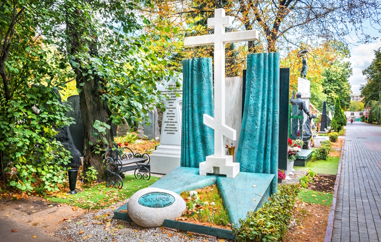 Новодевичье кладбище: надгробие на могиле Марка Захарова