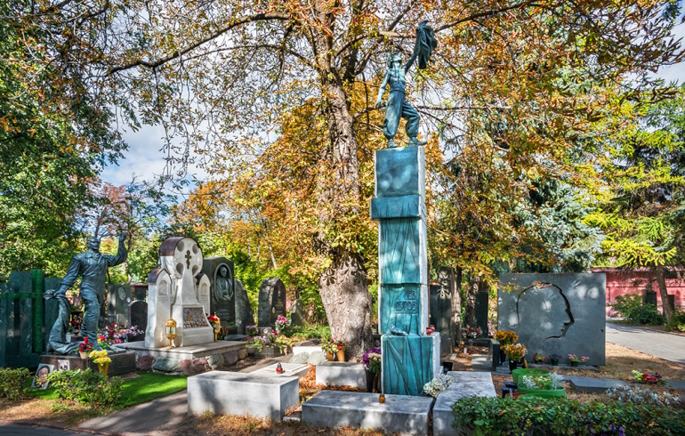 Новодевичье кладбище: надгробие на могиле Льва Константиновича Дурова