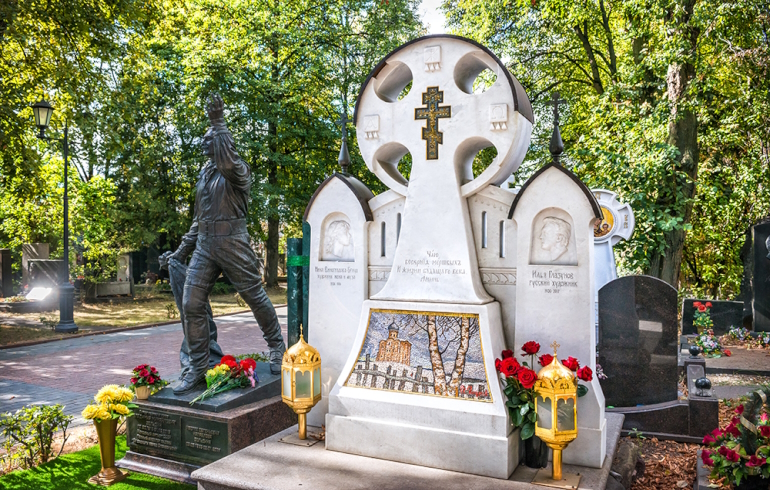 Новодевичье кладбище: надгробие на могиле Ильи Глазунова