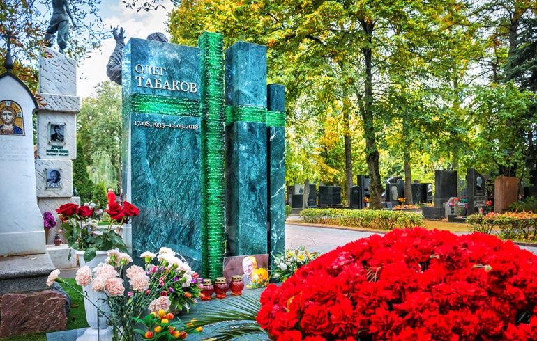 Новодевичье кладбище: надгробие на могиле Олега Табакова
