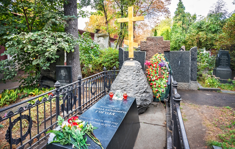 Новодевичье кладбище: надгробие на могиле Николая Гоголя