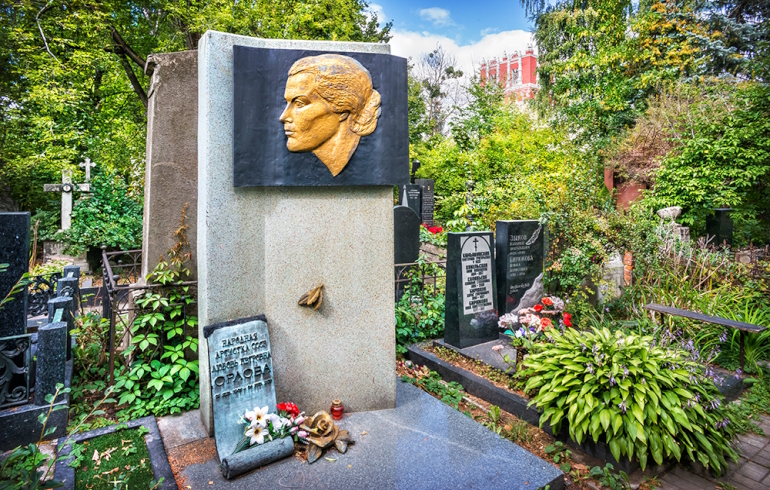 Новодевичье кладбище: надгробие на могиле Любови Орловой