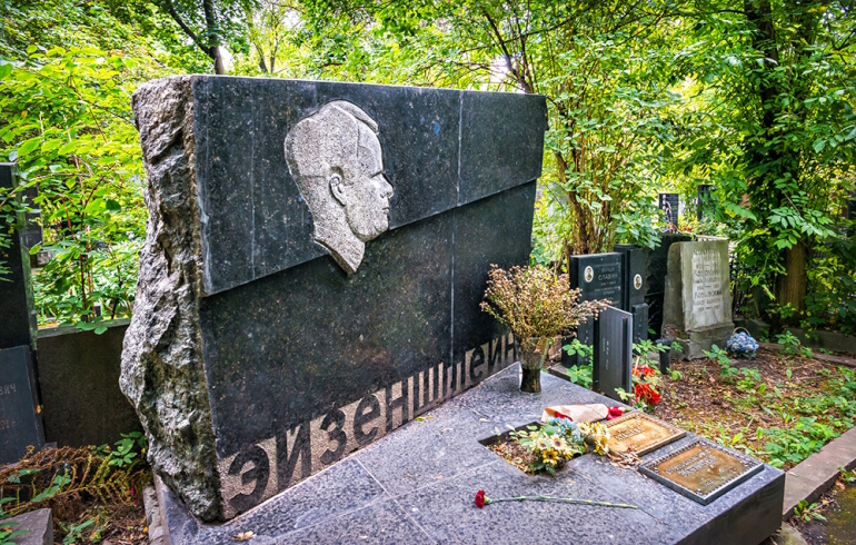 Новодевичье кладбище: надгробие на могиле Сергея Эйзенштейна
