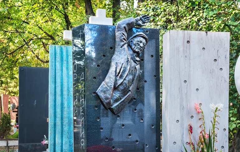 Новодевичье кладбище: надгробие на могиле Георгия Данелия