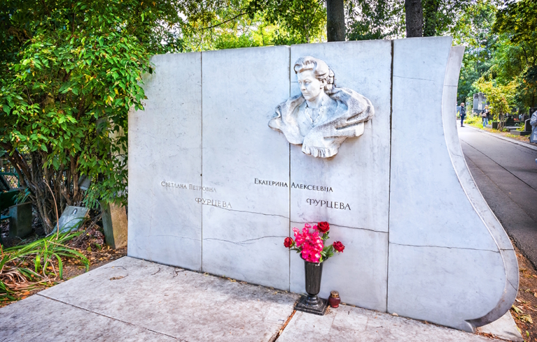 Новодевичье кладбище: надгробие на могиле Екатерины Алексеевны Фурцевой