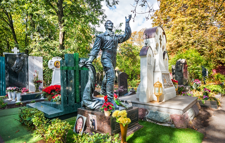 Новодевичье кладбище: надгробие на могиле Владимира Зельдина