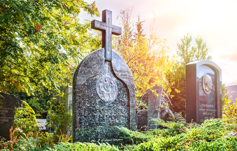 Новодевичье кладбище: надгробие на могиле Ролана Быкова