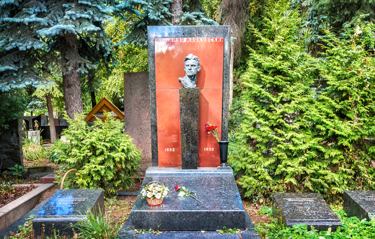 Новодевичье кладбище: надгробие на могиле Владимира Маяковского