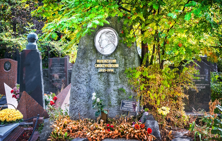 Новодевичье кладбище: надгробие на могиле Иннокентия Смоктуновского