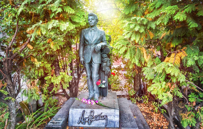 Новодевичье кладбище: надгробие на могиле Аркадия Райкина
