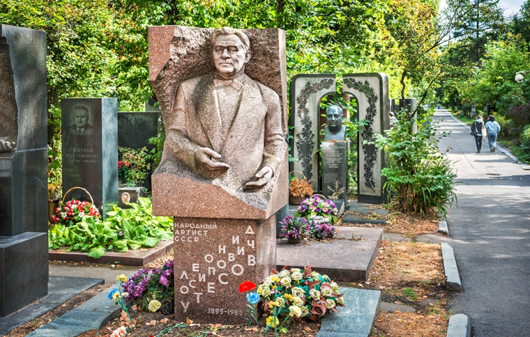 Новодевичье кладбище: надгробие на могиле Леонида Утёсова